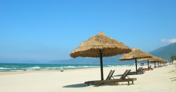 Bai Chay Beach is a 500-meter-long artificial beach located right in the heart of Ha Long city